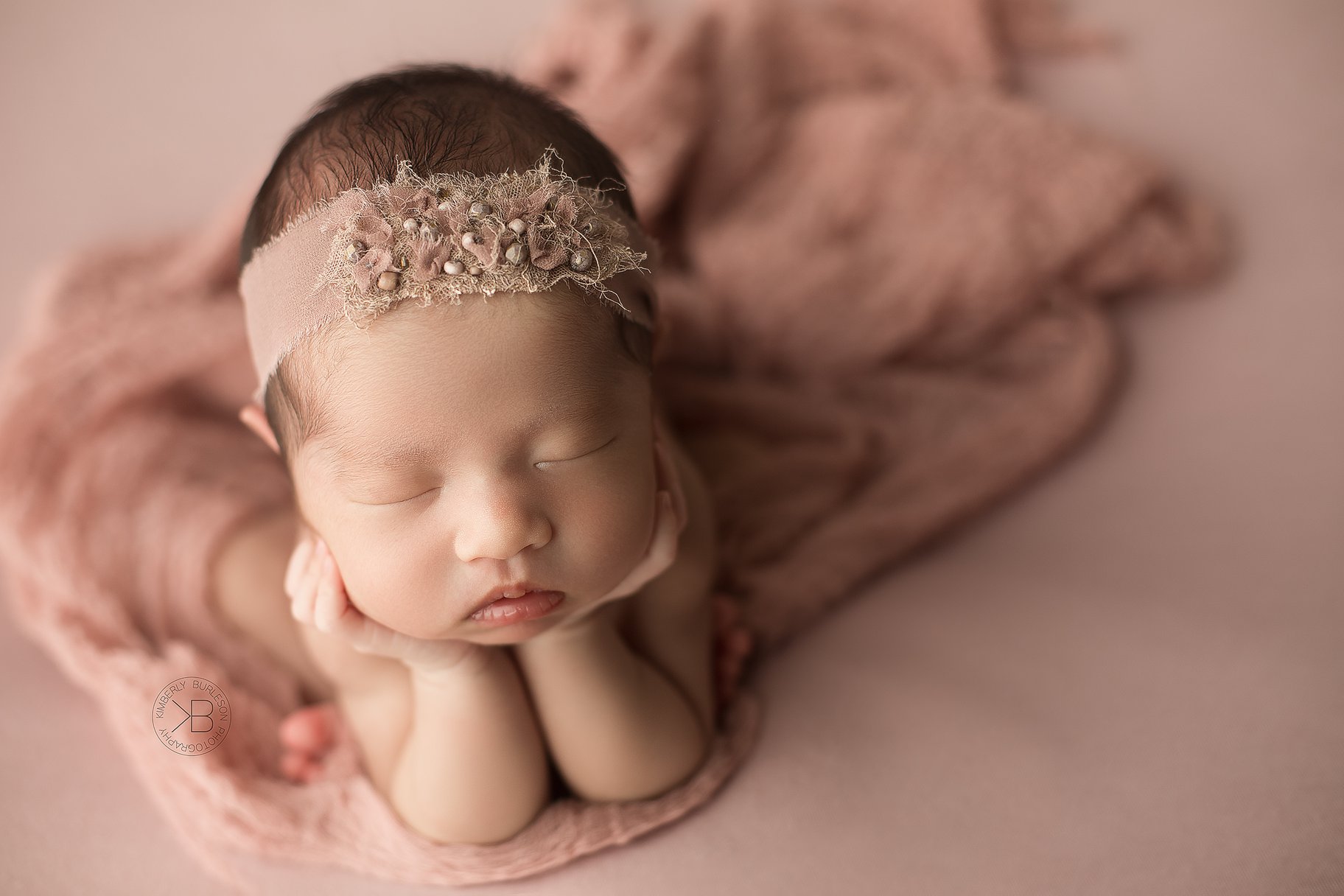 photoshoot newborn baby girl